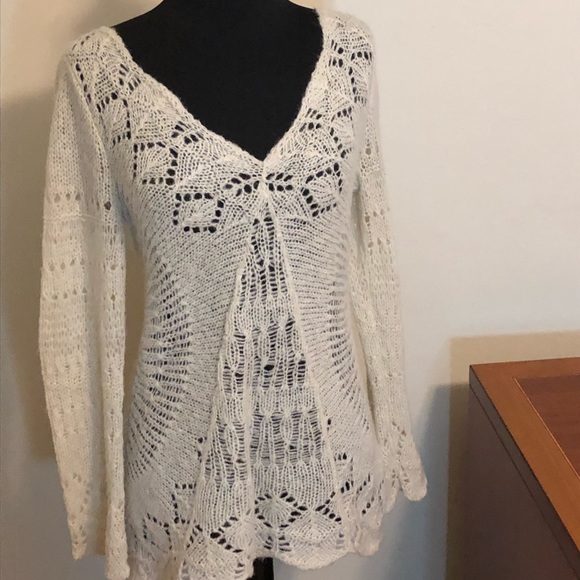 Beautiful keyhole sweater! - Picture 1 of 2